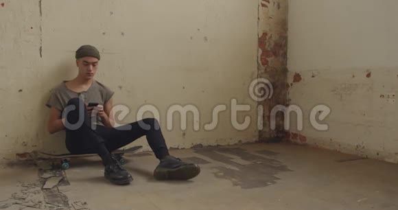 一个在废弃仓库里的时髦小伙子视频的预览图