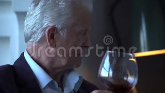 老人在家喝酒视频的预览图