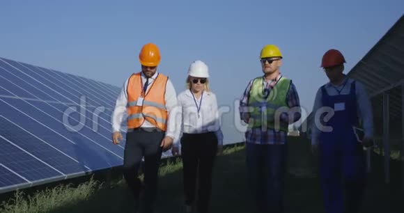 在太阳能农场行走的电工视频的预览图