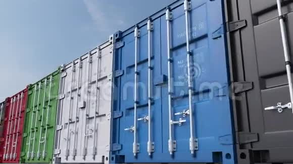 一排排五颜六色的货物集装箱靠在蓝天上4K无缝可循环小车夹ProRes视频的预览图