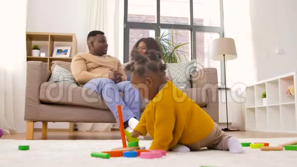 妈妈爸爸和宝宝在家玩玩具积木视频的预览图