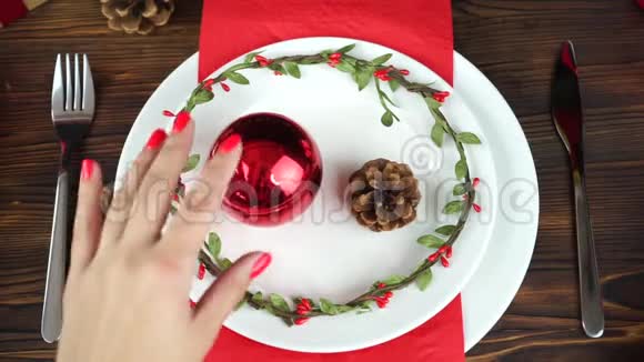 圣诞餐桌上空盘子和礼物视频的预览图