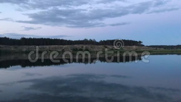 夜晚的湖水中天空的倒影视频的预览图