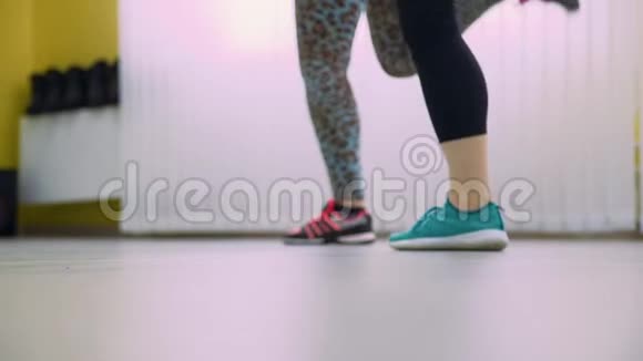健身房健身培训的妇女视频的预览图