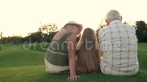 老年人和孙子自然背景视频的预览图