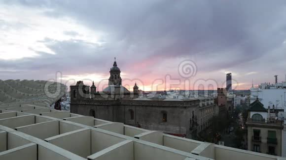 塞维利亚日落天空交通大都市阳伞屋顶景观4k时间流逝西班牙视频的预览图