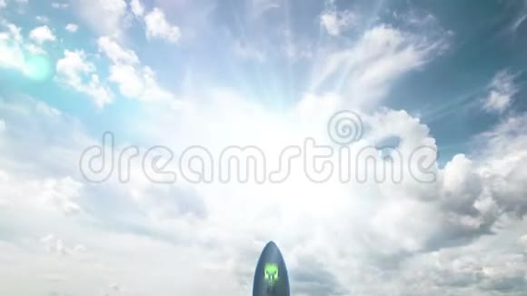 飞机乘晴天蓝天飞行循环视频阿尔法通道视频的预览图