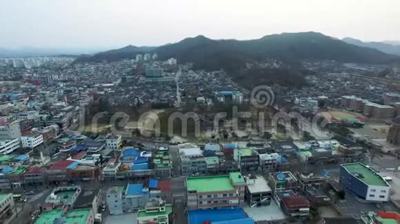 韩国JeonbukJeonjuHanok村传统朝鲜城镇Gyeongeon的鸟瞰图亚洲视频的预览图