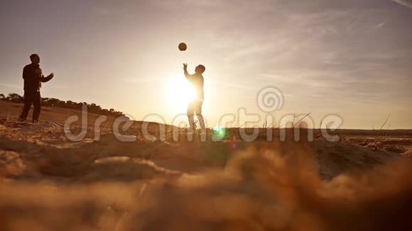 排球男子在沙滩剪影夕阳下打排球视频的预览图