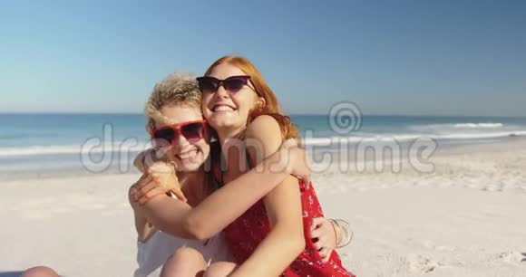 年轻的成年女性朋友在海滩玩4k视频的预览图