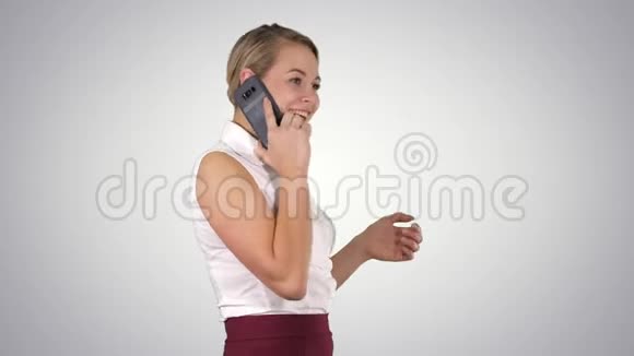 专业商务女性带着手机微笑交谈阿尔法频道视频的预览图