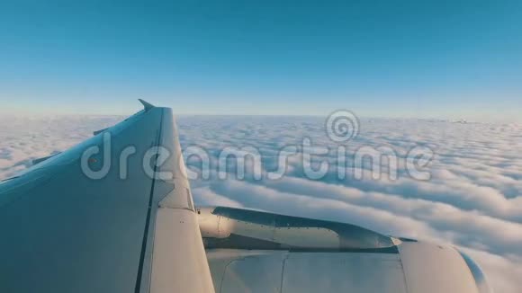 飞机在云上飞行视频的预览图