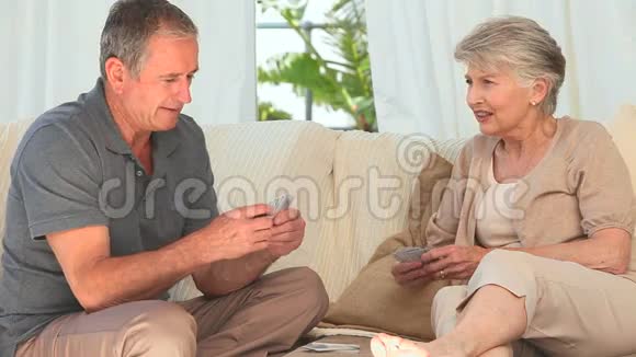 退休夫妇打牌视频的预览图