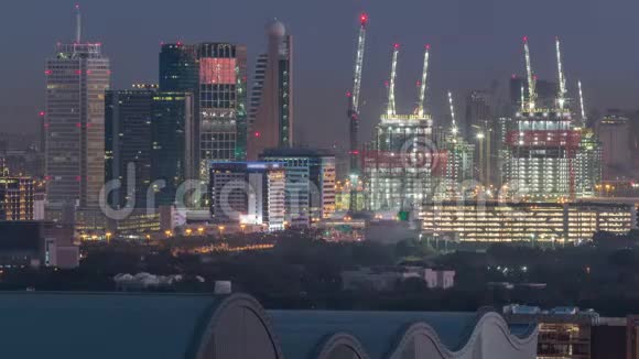 航空城市景观与迪拜市中心的建筑夜间到白天阿拉伯联合酋长国视频的预览图