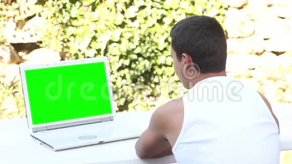 夏天在花园里用电脑的青少年视频的预览图