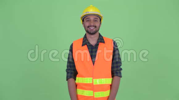 快乐的年轻的波斯人建筑工人微笑视频的预览图