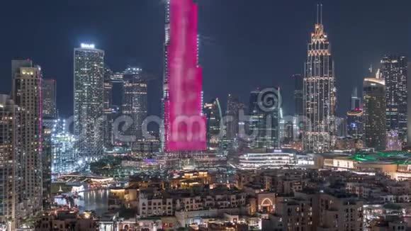 迪拜市中心的天际线夜幕降临从迪拜的顶部可以看到哈利法塔和其他塔的全景视频的预览图