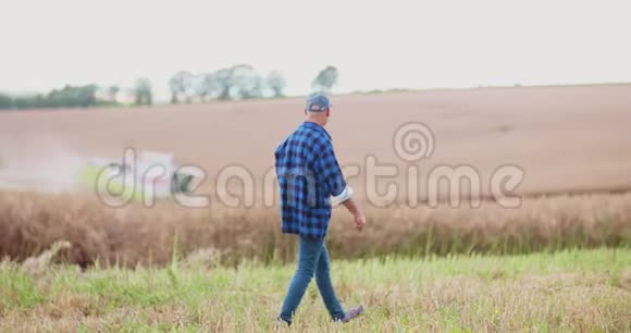 成熟的男性农民在农场剪贴板上写作现代农业视频的预览图