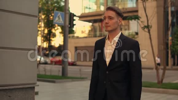 英俊的男人在现代城市散步视频的预览图