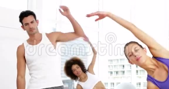 健身课把他们的手臂伸展在一起视频的预览图
