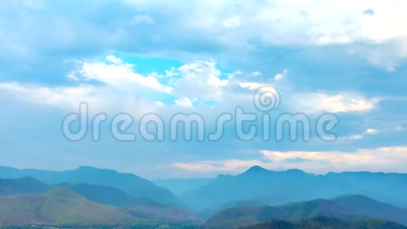 时间流逝云的景观运动视频的预览图