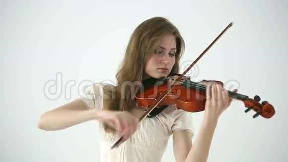 白人小提琴手女孩视频的预览图