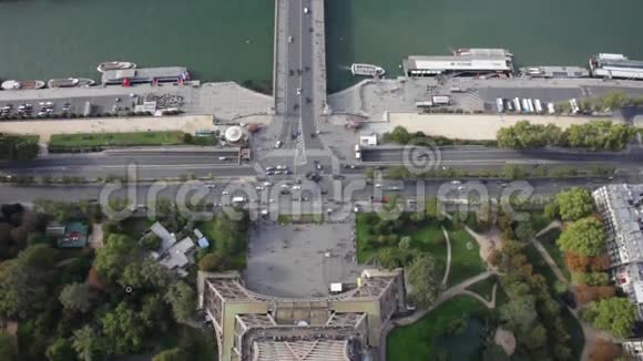 从埃菲尔铁塔俯瞰巴黎视频的预览图