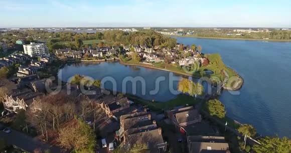 荷兰Dordrecht沃尔堡地区水和自然景观空中景观视频的预览图