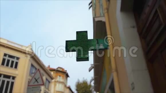 药房霓虹灯绿十字标牌视频的预览图