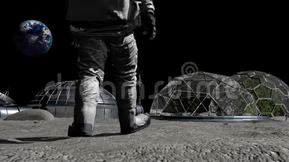 科幻场景未来在月球上的殖民地宇航员在月球上行走视频的预览图