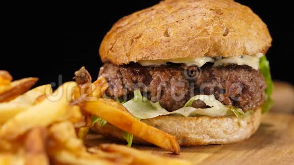 典型的美式快餐汉堡和薯条视频的预览图