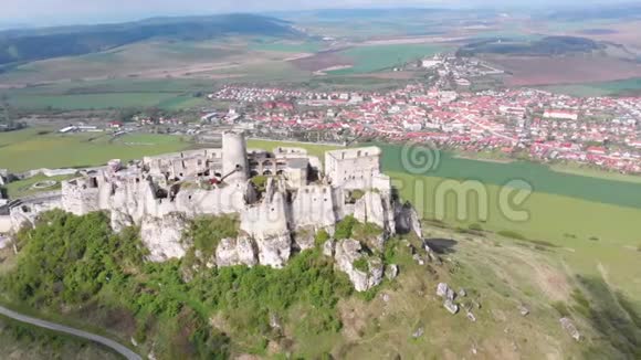 斯皮斯基赫拉德的空中景观斯洛伐克山上石城堡的废墟视频的预览图