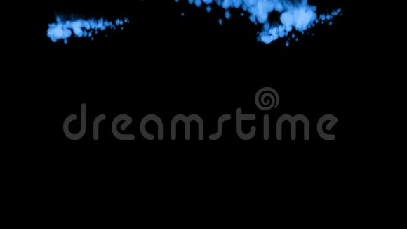 许多流动的荧光蓝墨水或烟雾隔离在黑色的缓慢运动蓝色的水坑掉在水里用途视频的预览图