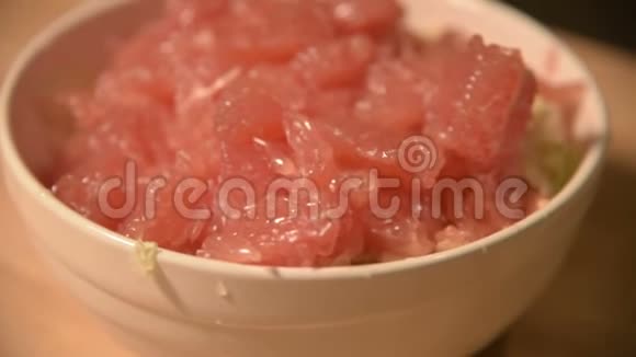 吃素沙拉的葡萄柚健康的家庭烹饪视频的预览图