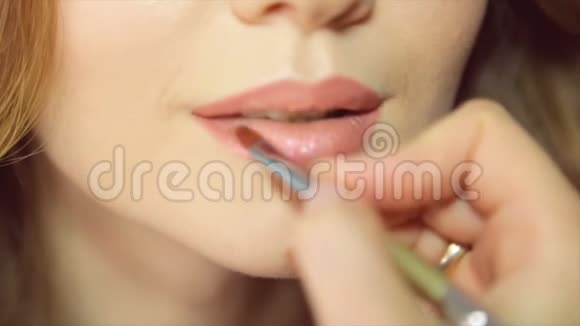 由女性嘴唇组成视频的预览图