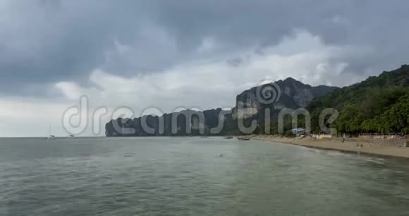 时间流逝的雨云在海滩和海洋景观与船海洋中的热带风暴视频的预览图