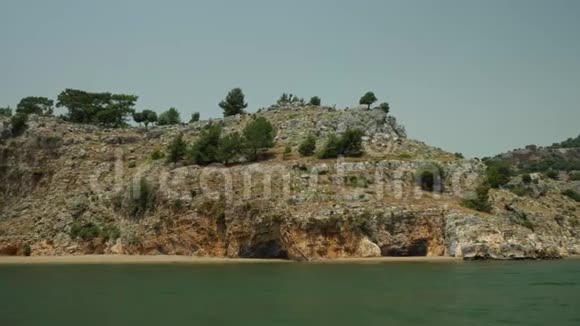美丽的石崖在海上视频的预览图