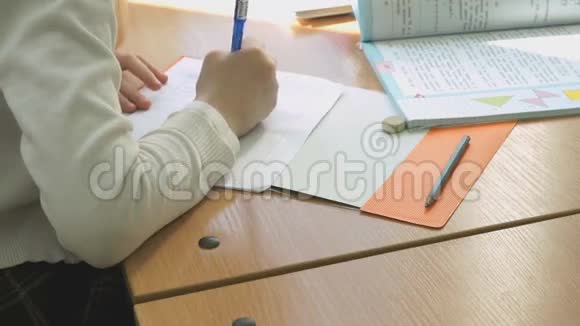女学生用钢笔在复印本上写课文视频的预览图