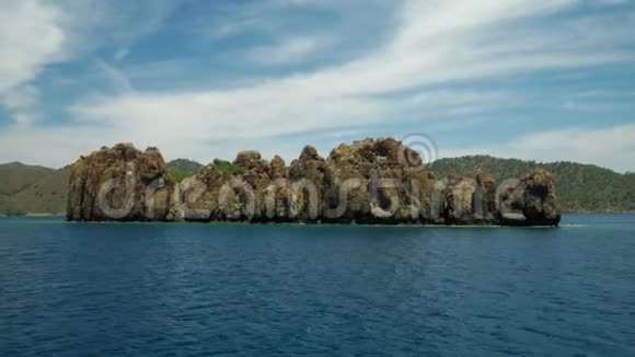 美丽的石崖在海上视频的预览图