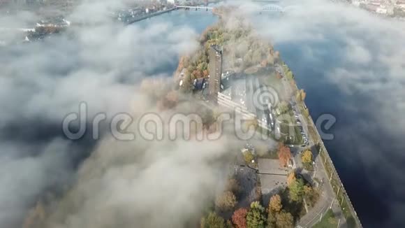 拉托维亚多加瓦河萨库萨拉岛烟云空中无人驾驶飞机俯视图视频的预览图