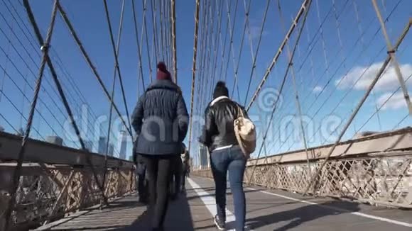 两个女孩走过纽约著名的布鲁克林大桥视频的预览图