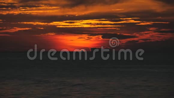 红日落在海洋上视频的预览图
