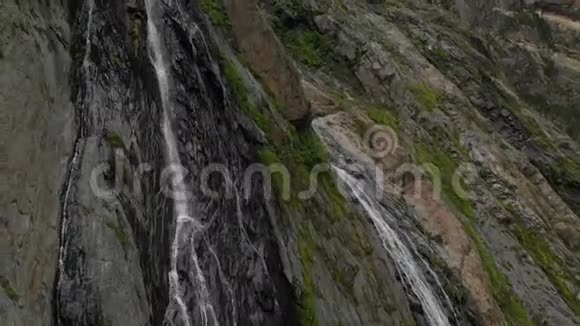 高加索山脉的岩壁上的一股水花瀑布发出的空气视频的预览图