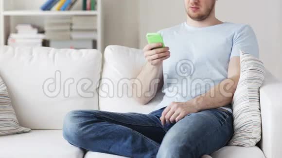 在家玩智能手机游戏的人接近视频的预览图