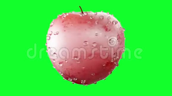 带水滴的红苹果在绿色屏幕上旋转水果背景视频的预览图