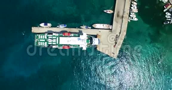 渡轮停靠在克罗地亚奥利布港视频的预览图