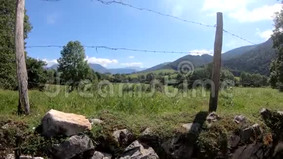 夏季比利牛斯山脉的景观视频的预览图