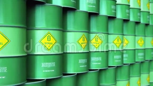 储存仓库中一排排绿色堆叠的生物燃料桶视频的预览图