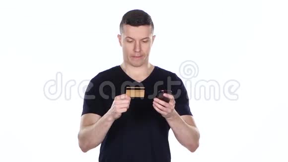 男人用信用卡和智能手机购物白色视频的预览图