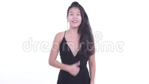 快乐美丽的亚洲女人竖起大拇指视频的预览图
